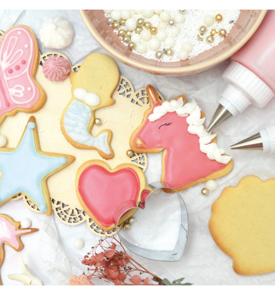 Bucket of 16 Fairytale - themed cookie cutters