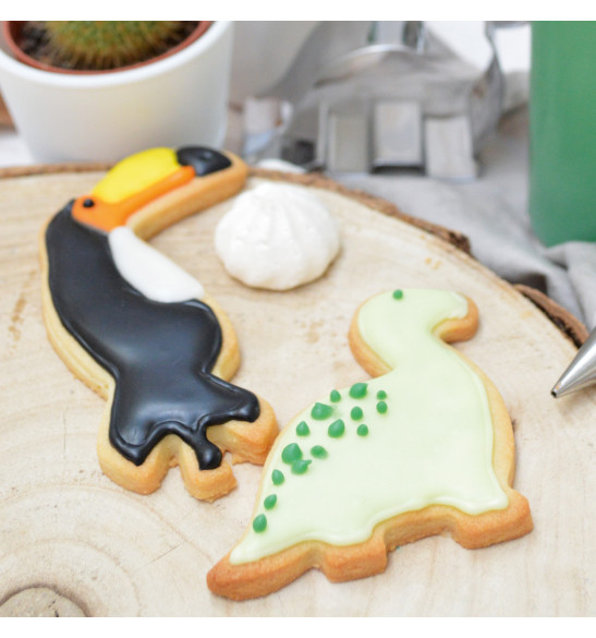 Bucket of 16 Wild - themed cookie cutters