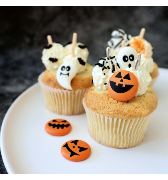 Halloween-themed sweet scenery decorations