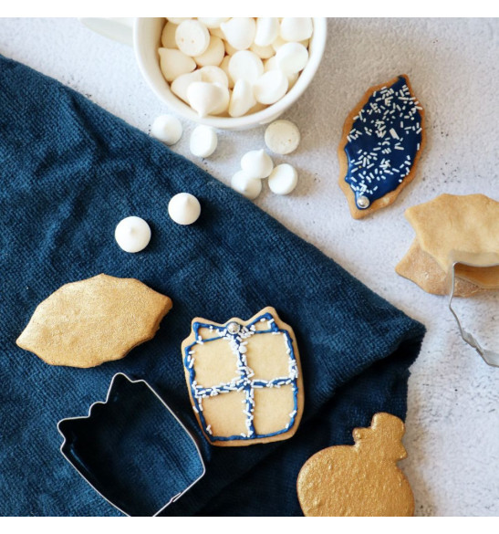 Bucket of 18 Christmas-themed cookie cutters