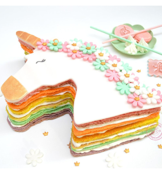 Ambiance licorne rainbow cake décoré moule découpoir XXL inox licorne - ScrapCooking