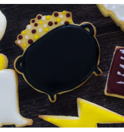 Ambiance biscuits chaudron décoré - Découpoirs sorcier sur carte - ScrapCooking