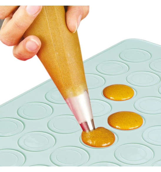 Pochage macarons sur Tapis en silicone pour macarons avec contenu - ScrapCooking