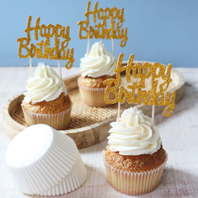 Cupcakes d'anniversaire en caissettes en papier blanc avec des cake toppers "Happy Birthday"