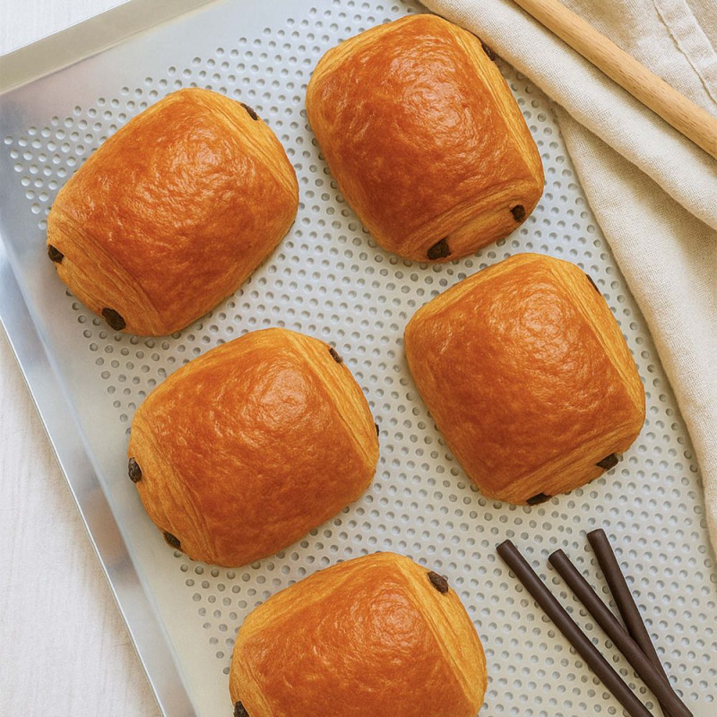 Perforated baking tray for evenly baked pastries | ScrapCooking®