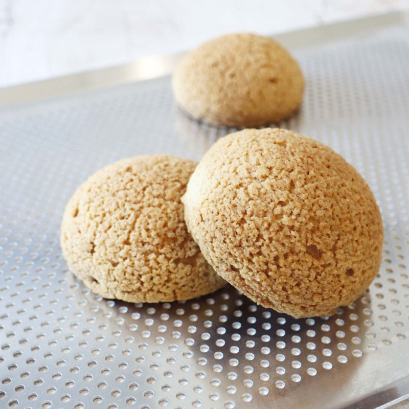 Petits fours posés sur la plaque de cuisson perforée en aluminium ScrapCooking®