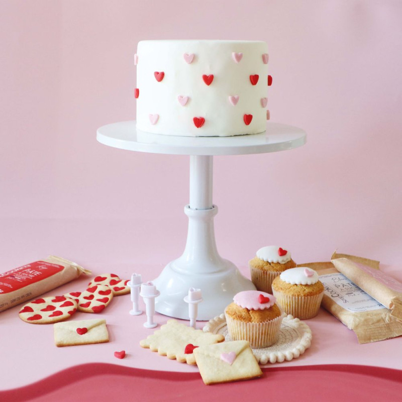 27 cookie cutters with ejectors (hearts, butterflies, flowers)