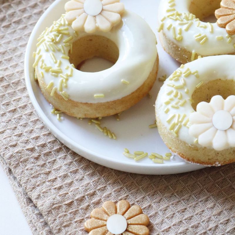 Marzipan daisy decorations