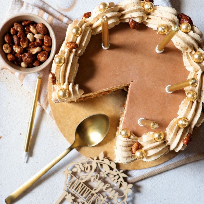 Layer cake with hazelnut and vanilla frosting and golden toppings ScrapCooking®