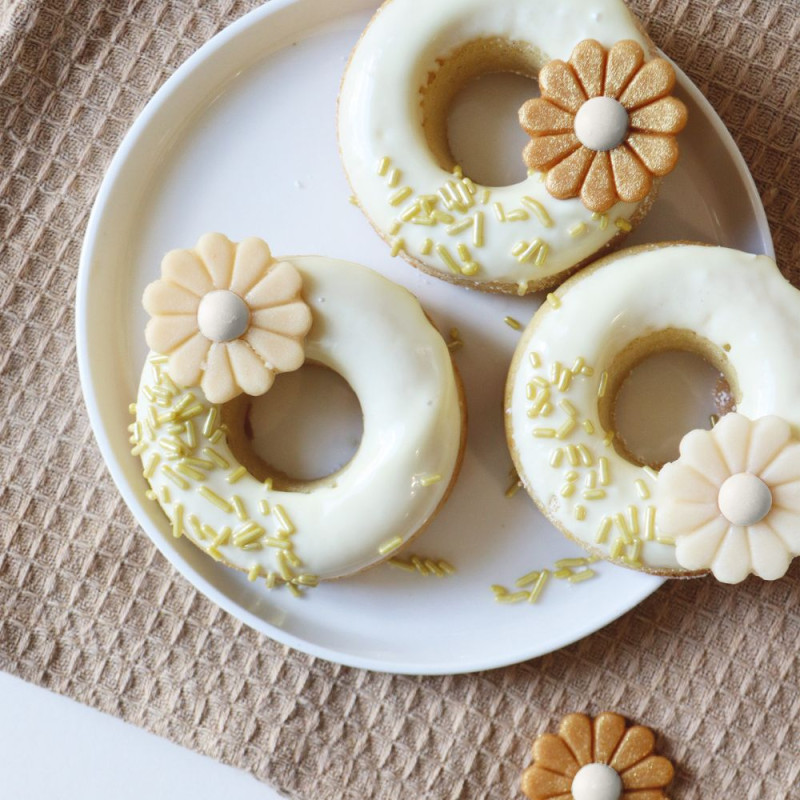 Marzipan/almond paste daisy cake decorations | ScrapCooking®