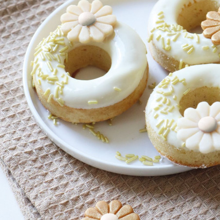Marzipan/almond paste daisy cake decorations | ScrapCooking®
