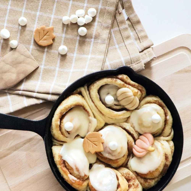 Ambiance cinnamon roll avec poêle en fonte - ScrapCooking