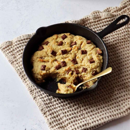 Photo showing XXL biscuits with a cast-iron frying pan - ScrapCooking