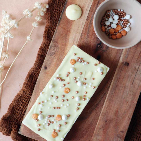 Photo: white chocolate tablet with a mix of 3D autumn-themed sugar decorations - ScrapCooking®