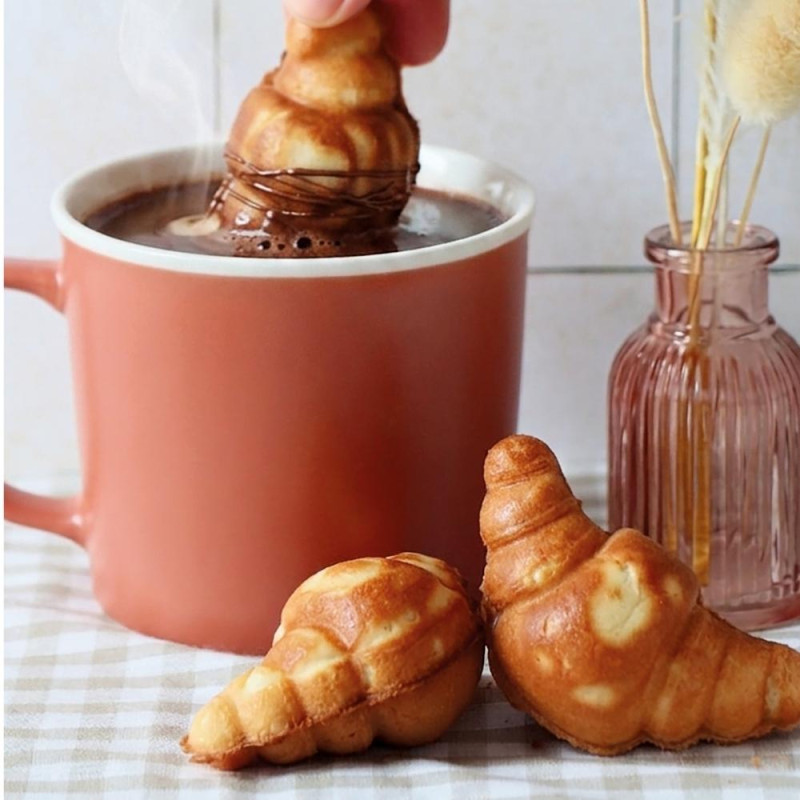 A cosy atmosphere with croissants and coffee - ScrapCooking®