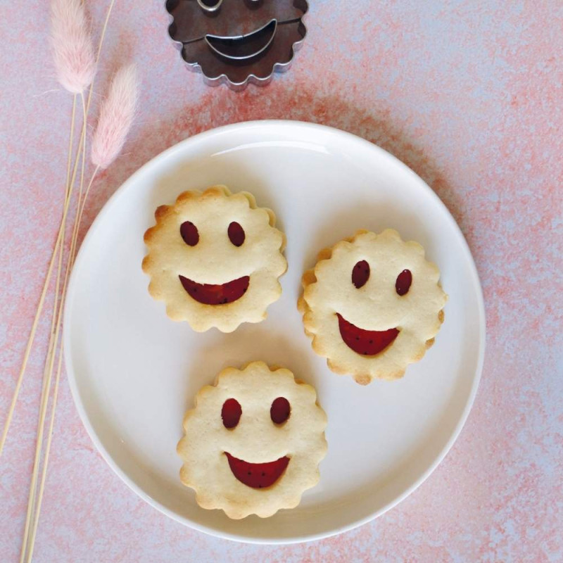 A touch of fun on a plate: strawberry smile biscuits - ScrapCooking®