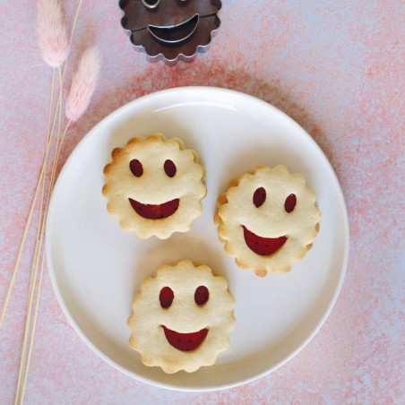 A touch of fun on a plate: strawberry smile biscuits - ScrapCooking®