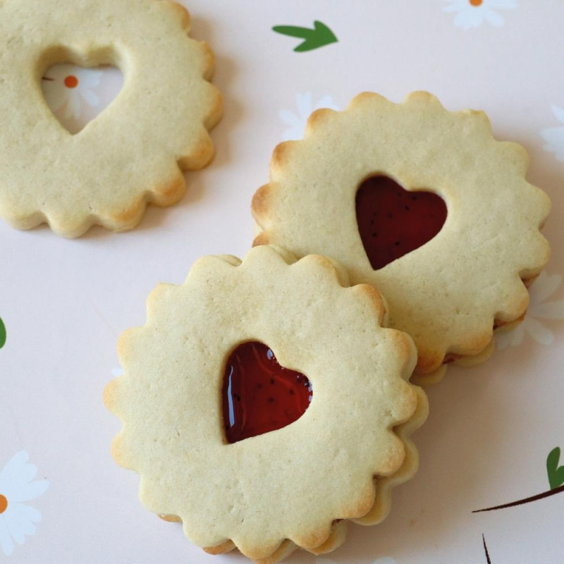 Close-up of strawberry heart-shaped biscuits - ScrapCooking®