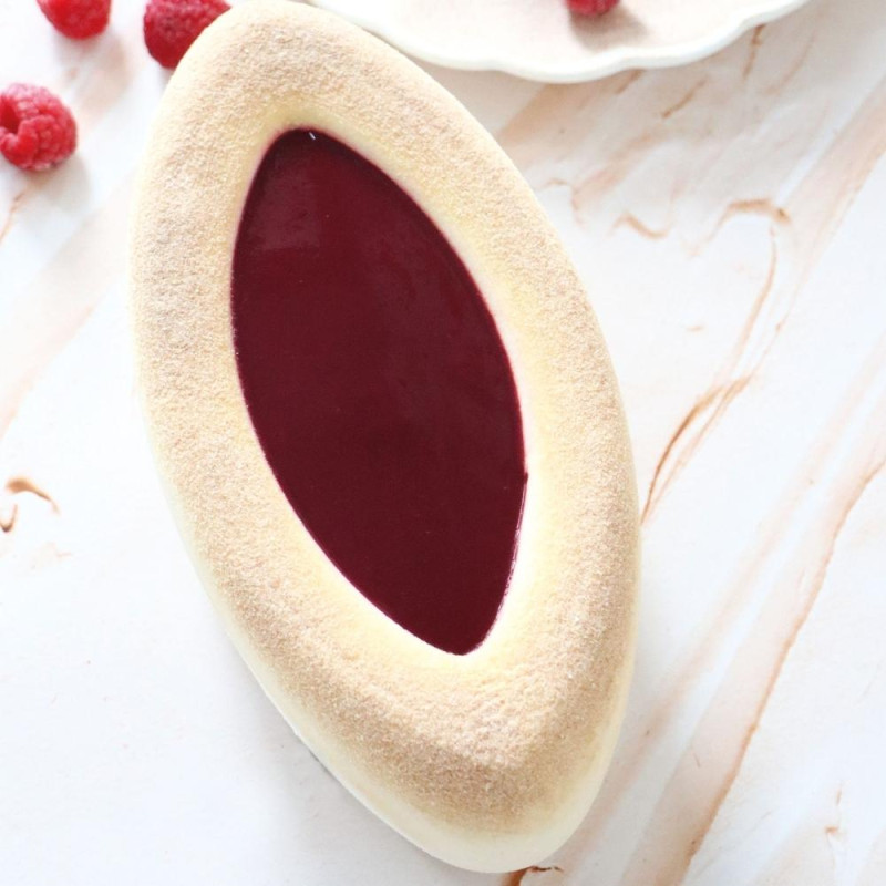 General view of the raspberry dessert in a tray - ScrapCooking