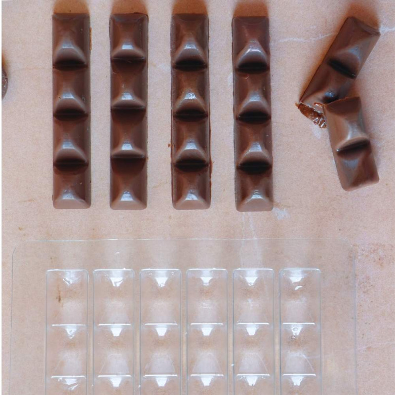 Photos showing chocolate bars and a mould - ScrapCooking®