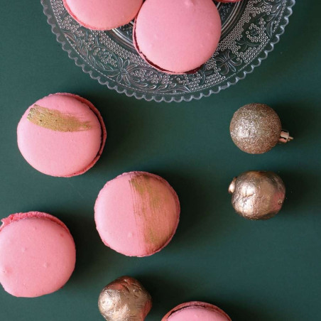 A festive-themed macaron display with raspberry flavour – ScrapCooking®