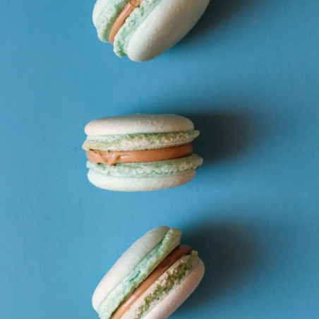 Ambiance trio de macarons avec color'arome pistache - ScrapCooking®