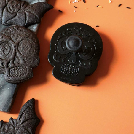Gros plan découpoir tête de mort et biscuits - ScrapCooking