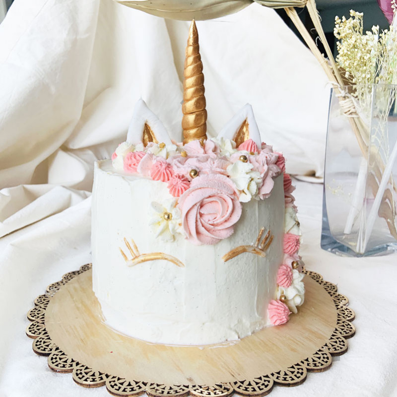 Gâteau à la crème en bois pour fête d'anniversaire, cuisine