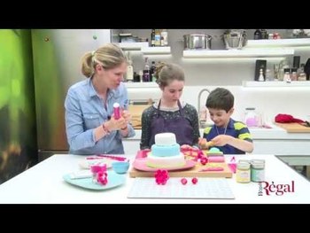 Vidéo : Décorer un gâteau en pâte à sucre