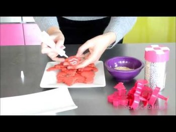 Vidéo : décorer des biscuits de Noël