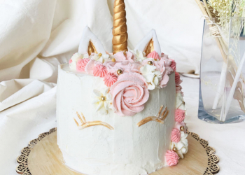 Layer cake licorne façon fraisier pour un anniversaire